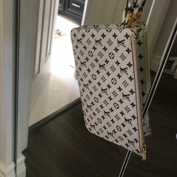 LV Handheld wristlet pouch 🖤🩵 - Picture 8 of 16